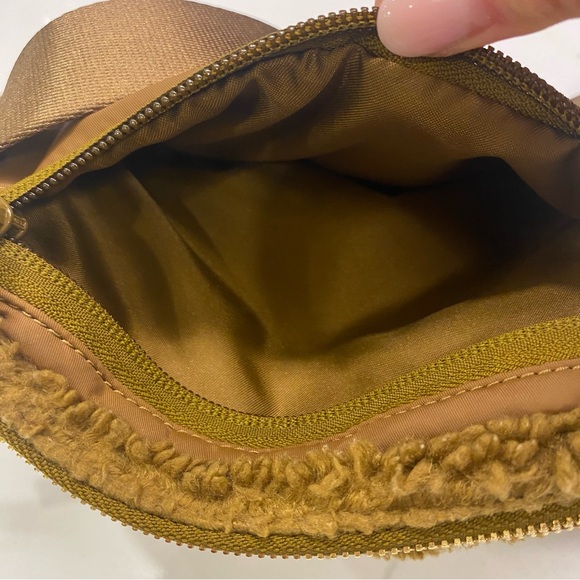 Lululemon Sherpa camel Everywhere Belt bag - Picture 7 of 10